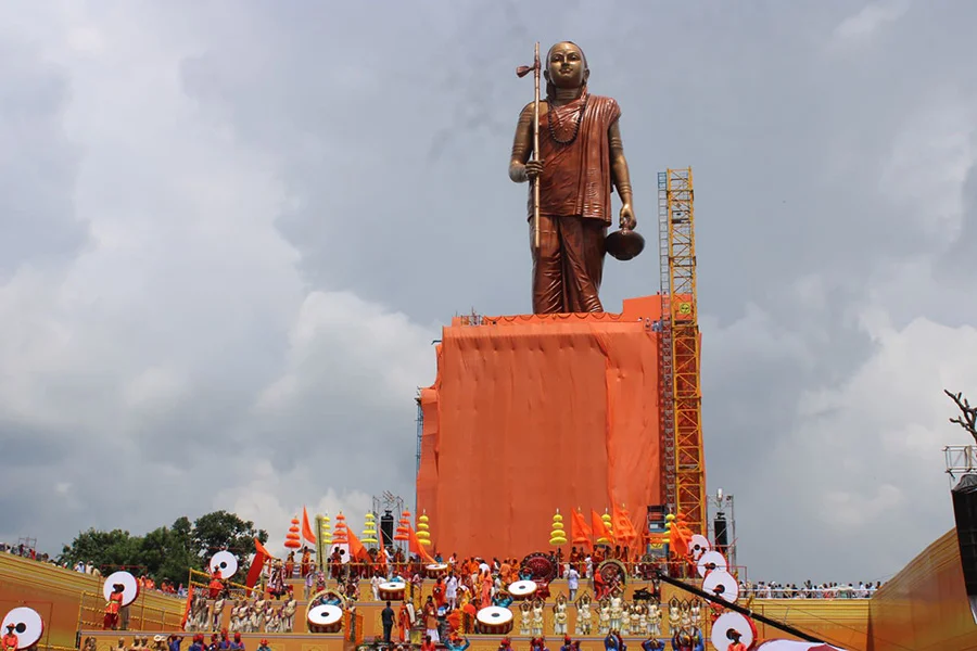 Fusione della statua di Adi Shankara alta 33 metri in India